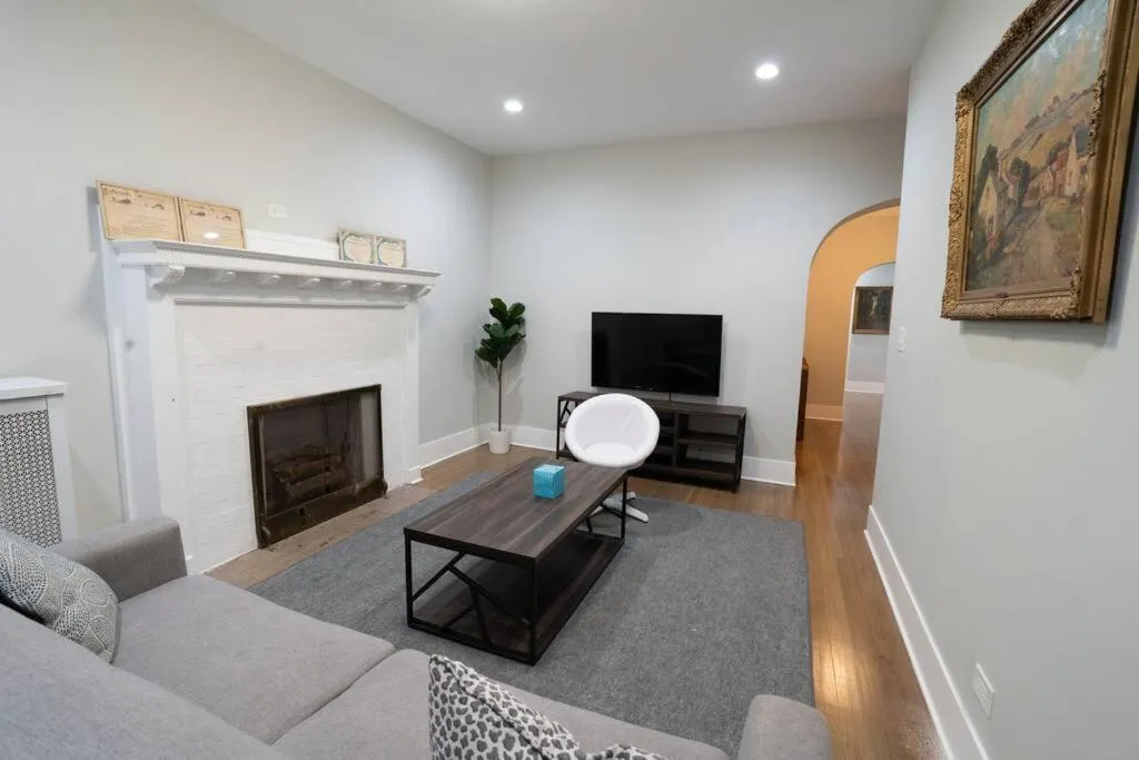 Image of Vibrant 4BR Haven in Historic Hyde Park, Near UChi