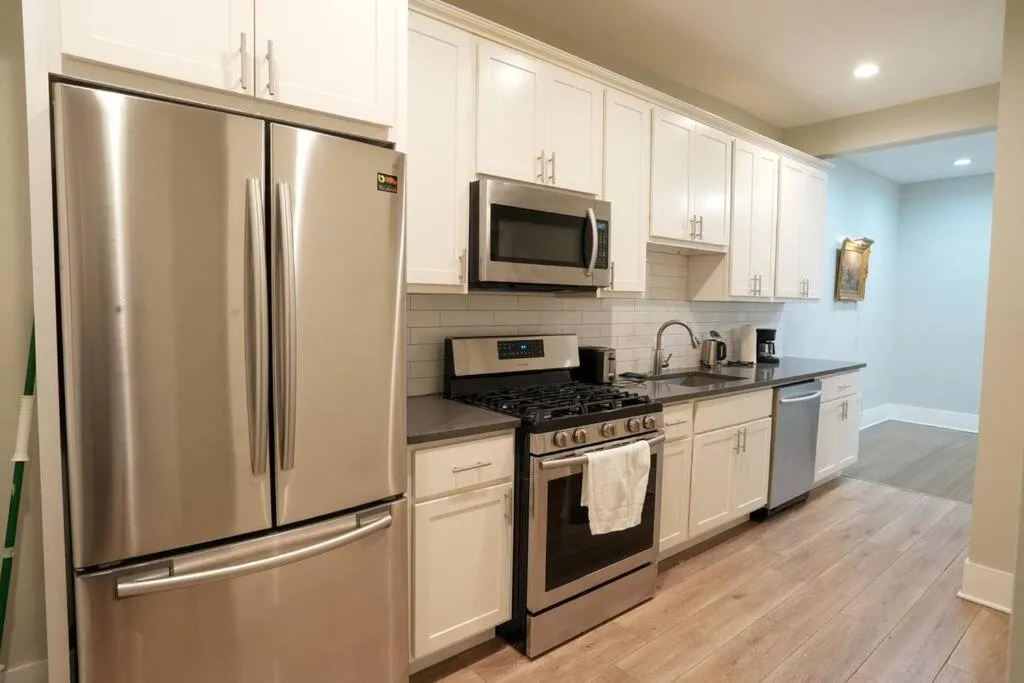 Image 3 of Vibrant 4BR Haven in Historic Hyde Park, Near UChi