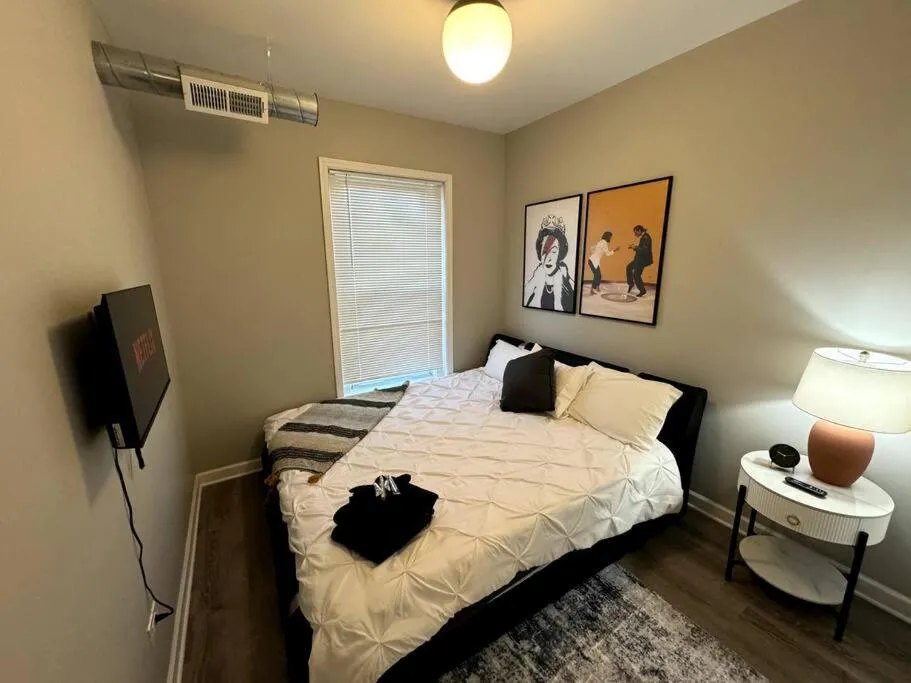 Image 2 of West Loop King Oasis/2BR that sleeps 6 guests/walk to Fulton Market