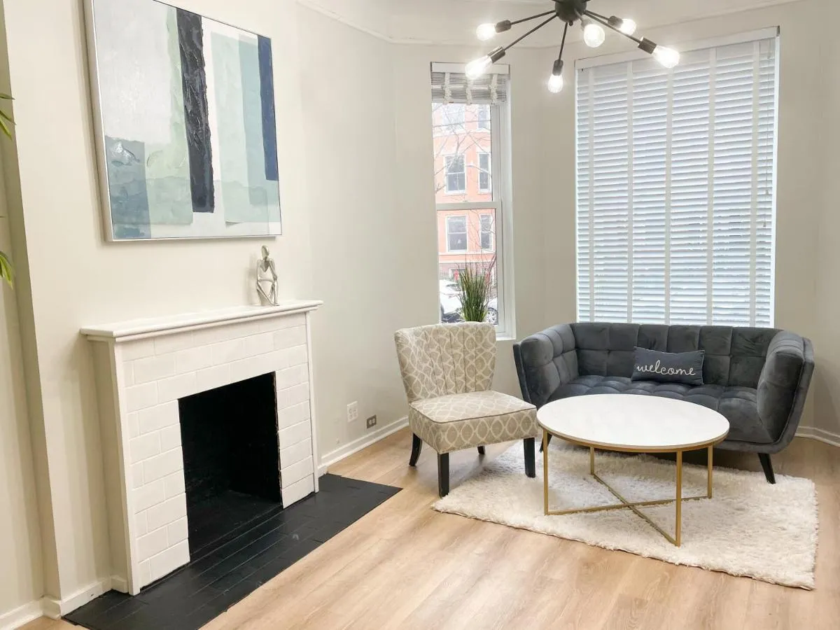 Image 2 of Wrigleyville Friends Unit – 5bdrm