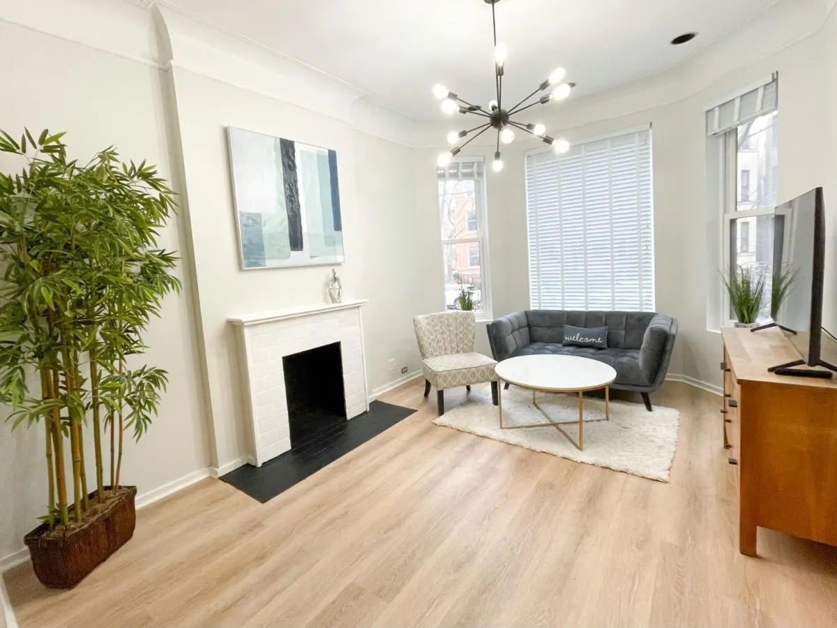 Image 1 of Wrigleyville Friends Unit – 5bdrm