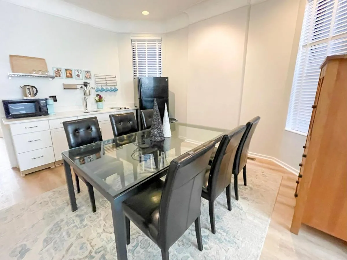Image 6 of Wrigleyville Friends Unit – 5bdrm