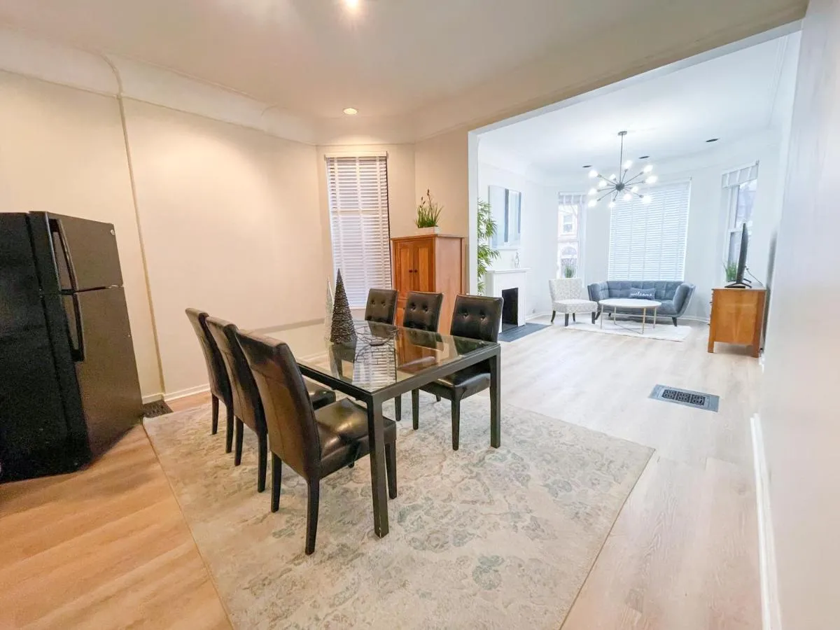 Image 5 of Wrigleyville Friends Unit – 5bdrm