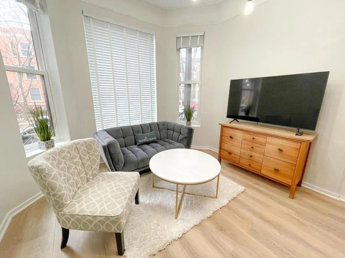 Image 4 of Wrigleyville Friends Unit – 5bdrm