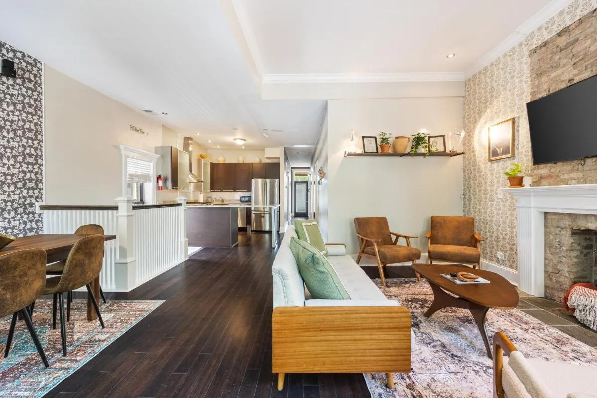 Image 3 of Wrigleyville Suites