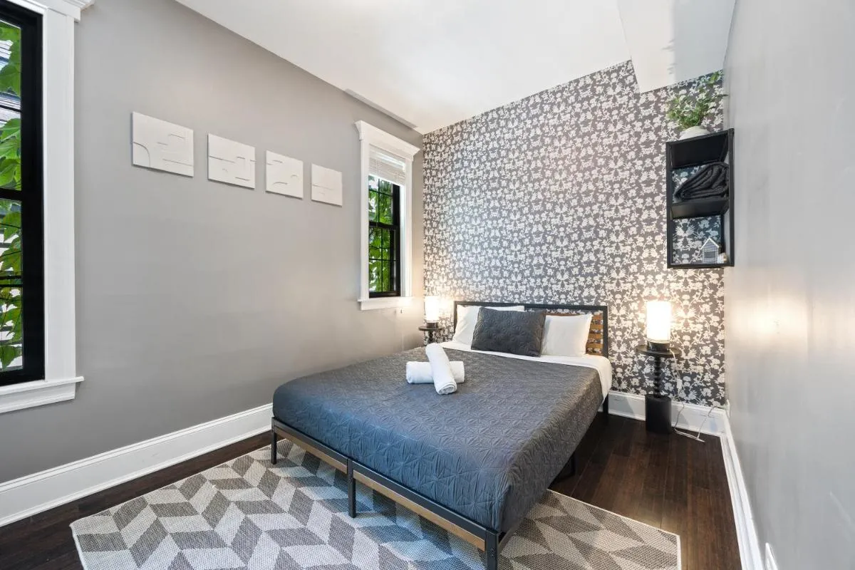 Image 6 of Wrigleyville Suites